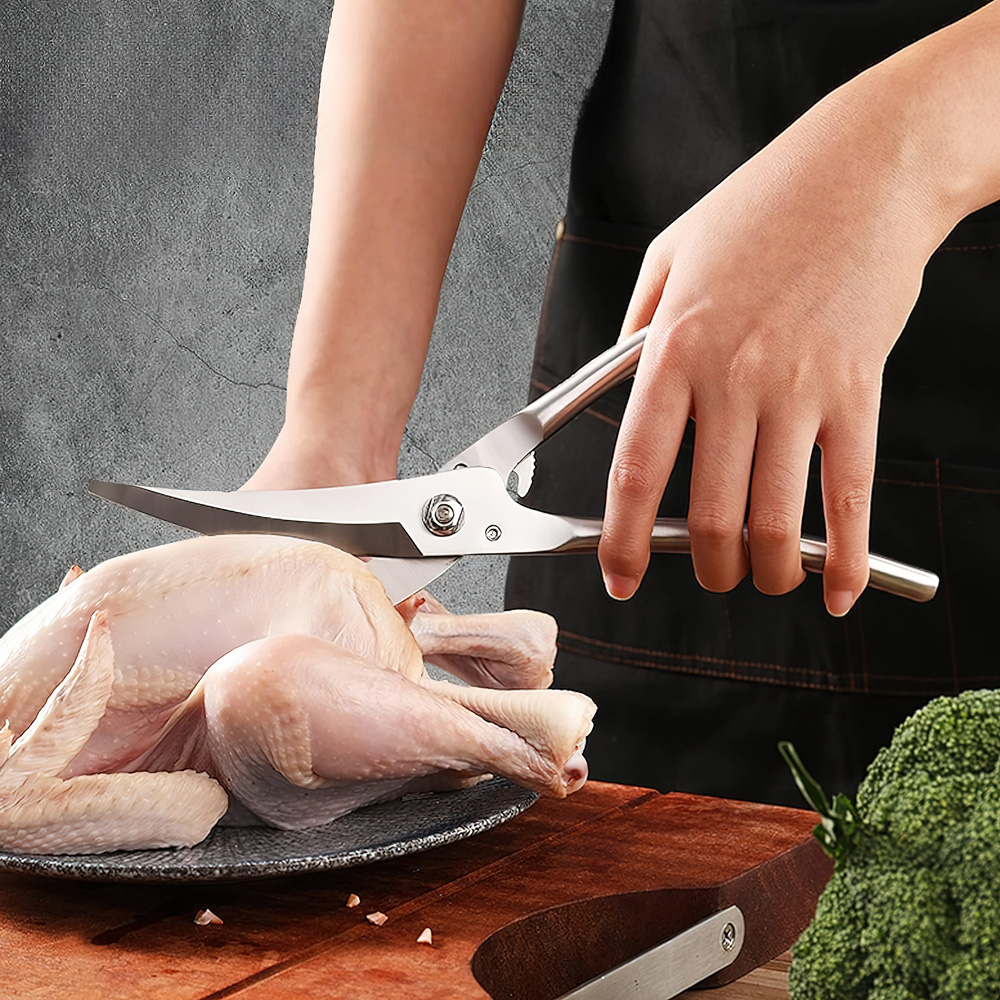 Poultry-scissors-use-2
